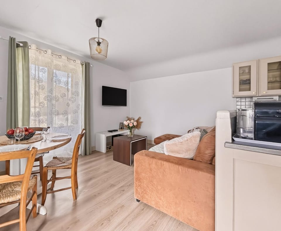 Séjour paisible, terrasse et charme rustique Apartment in Auvergne-Rhône-Alpes