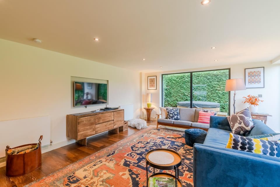 Hot Tub, TV and multimedia, Living room, Seating area