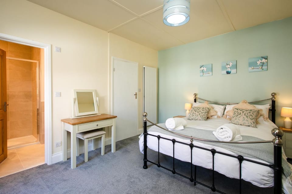 Bed, TV and multimedia, Bedroom, hair dryier, internet, wardrobe