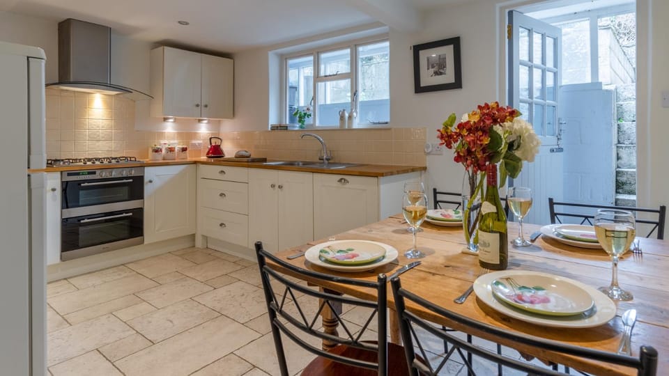 Kitchen or kitchenette, Dining area, stove