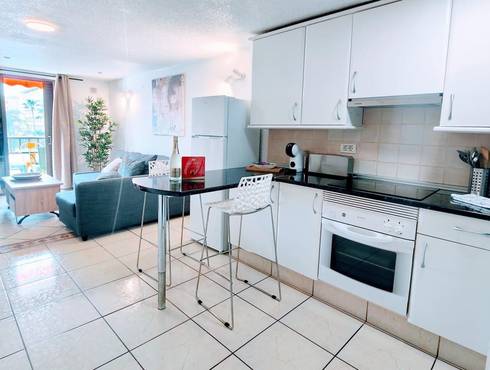 Kitchen or kitchenette, pet friendly, stove, toaster