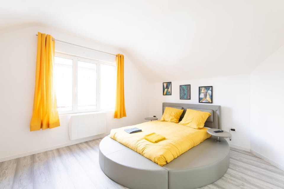 Bed, Living room, Bedroom