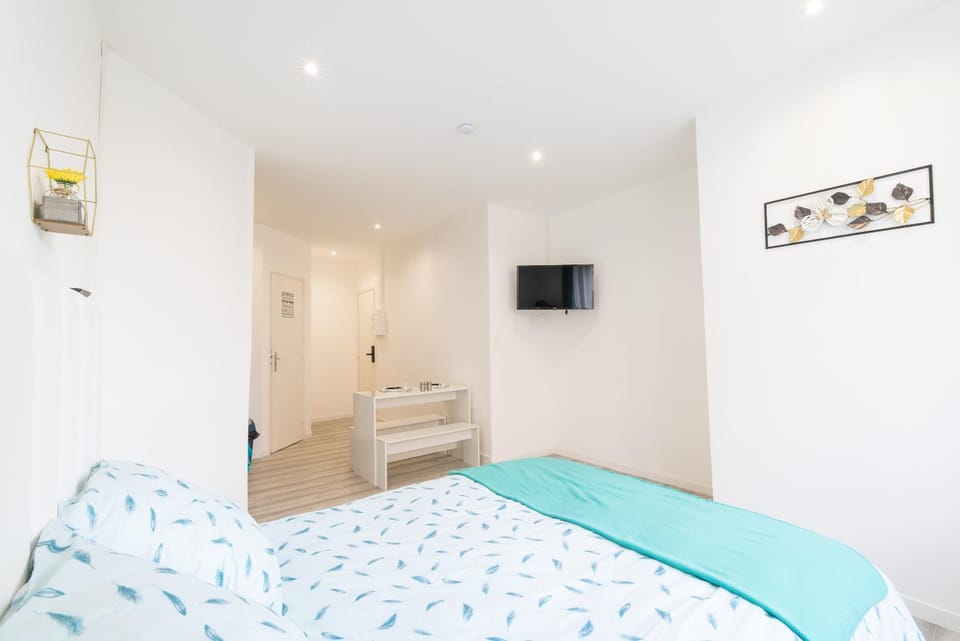 Bed, TV and multimedia, Photo of the whole room, Bedroom