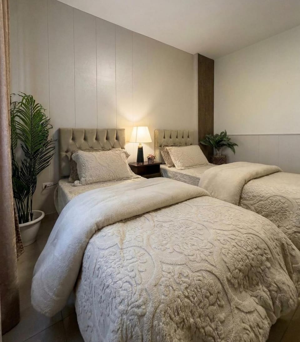 Sweifiyeh Luxurious Newly Remodeled 2BR,2BA king bed Fast internet Apartment in Africa