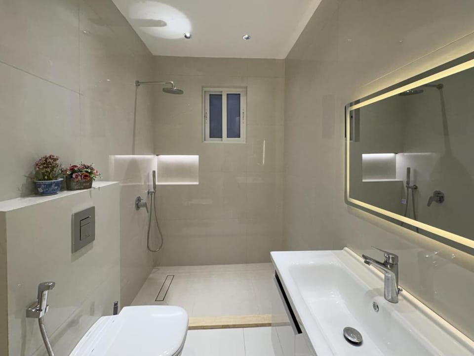 Sweifiyeh Luxurious Newly Remodeled 2BR,2BA king bed Fast internet Apartment in Africa