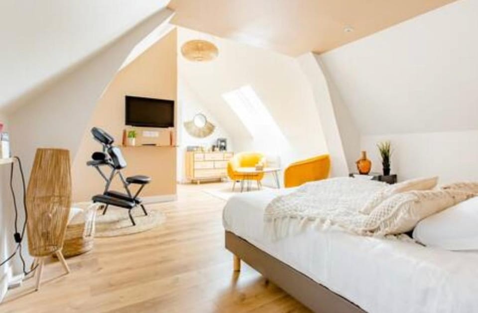 Bed, TV and multimedia, Living room, Photo of the whole room, Bedroom