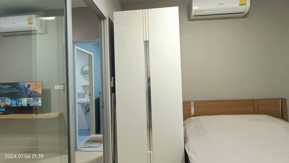 Bedroom, wardrobe, air conditioner