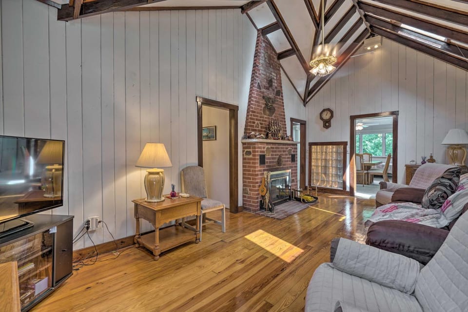 Dog-Friendly Waretown Home w/ Furnished Deck! House in Waretown
