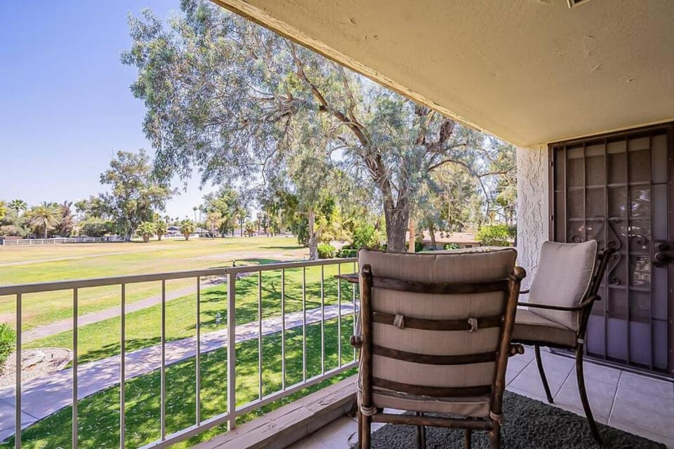 Cozy 2 bedroom Condo with Golf Course views House in Mesa