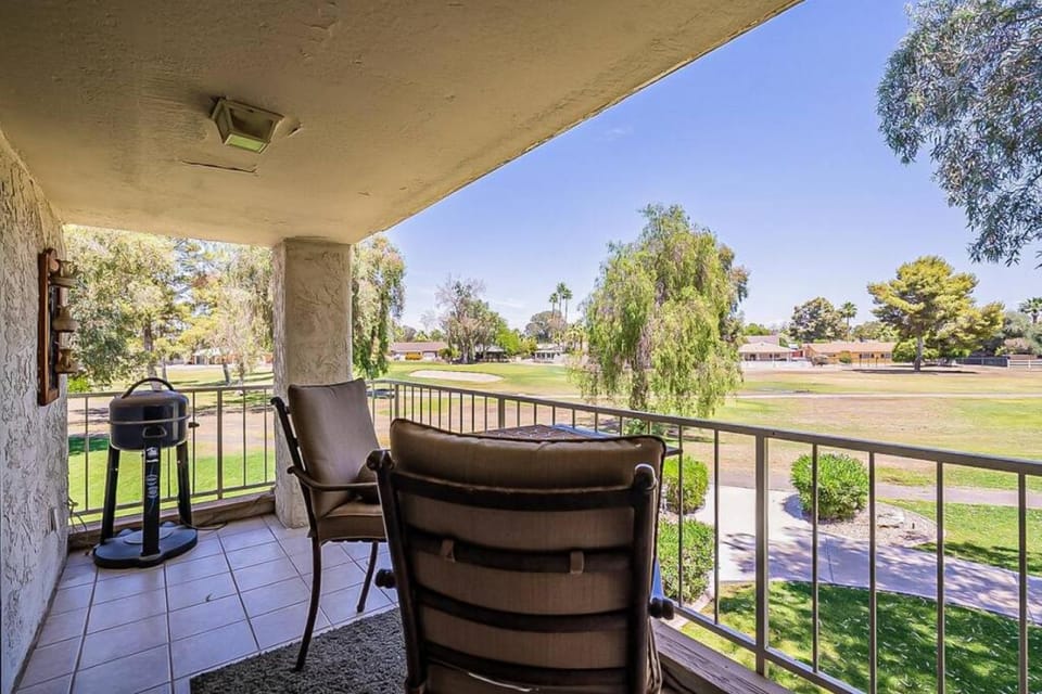 Cozy 2 bedroom Condo with Golf Course views House in Mesa