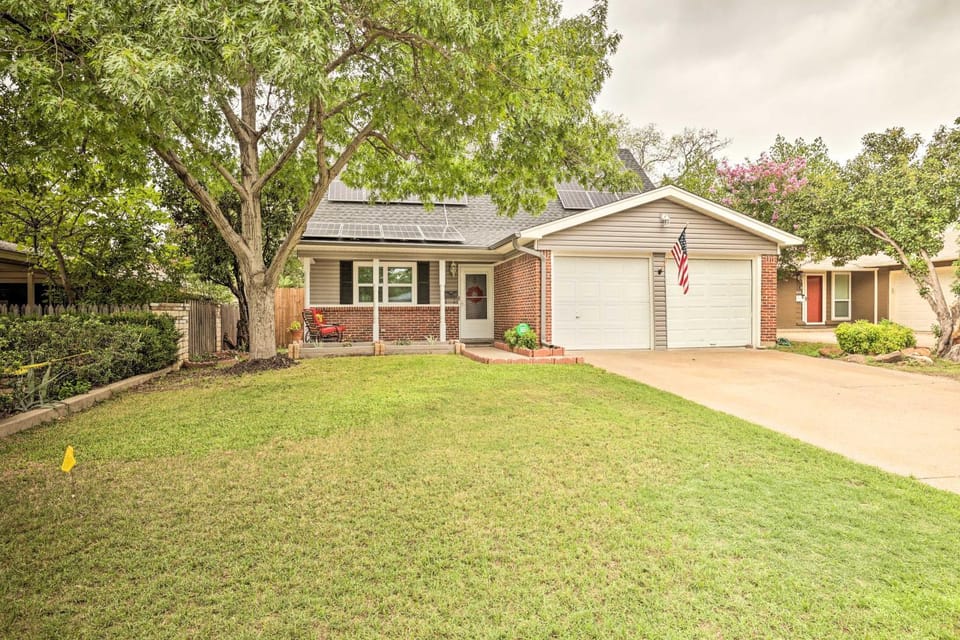 ~ 5 Mi to Dtwn Fort Worth: Retreat w/ Fire Pit House in Fort Worth