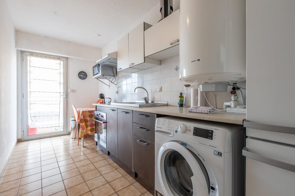 Kitchen or kitchenette, dishwasher, minibar, stove, toaster, washing machine