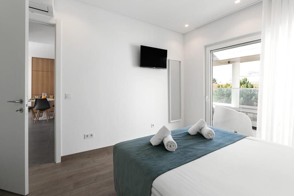 Bed, TV and multimedia, Balcony/Terrace, Photo of the whole room, Bedroom