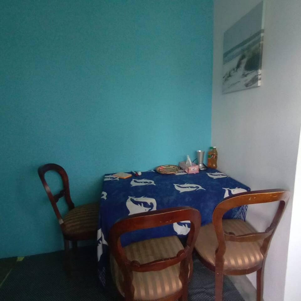 Photo of the whole room, furniture