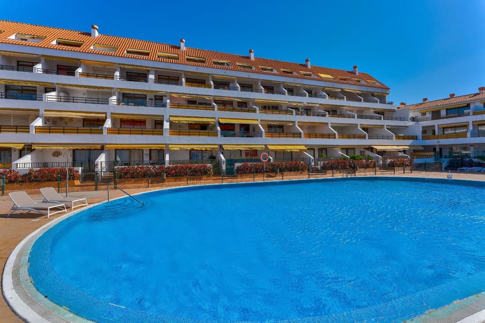 Property building, Day, Pool view, Swimming pool, sunbed