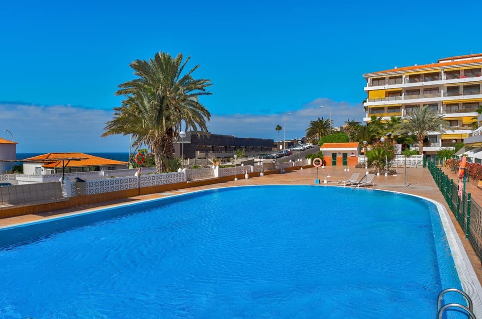 Property building, Day, Pool view, Swimming pool, sunbed