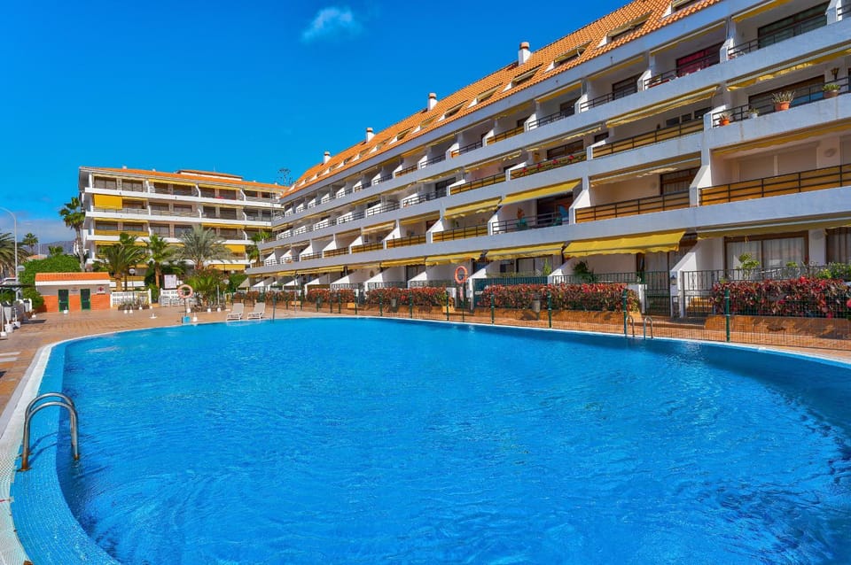 Property building, Day, Pool view, Swimming pool, sunbed
