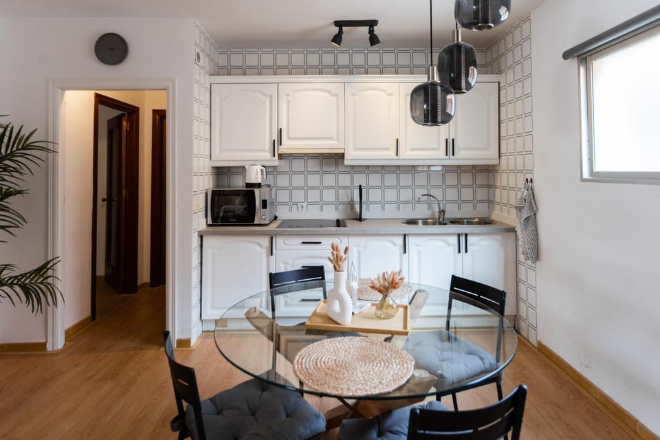 Kitchen or kitchenette, Dining area, minibar, pet friendly, stove