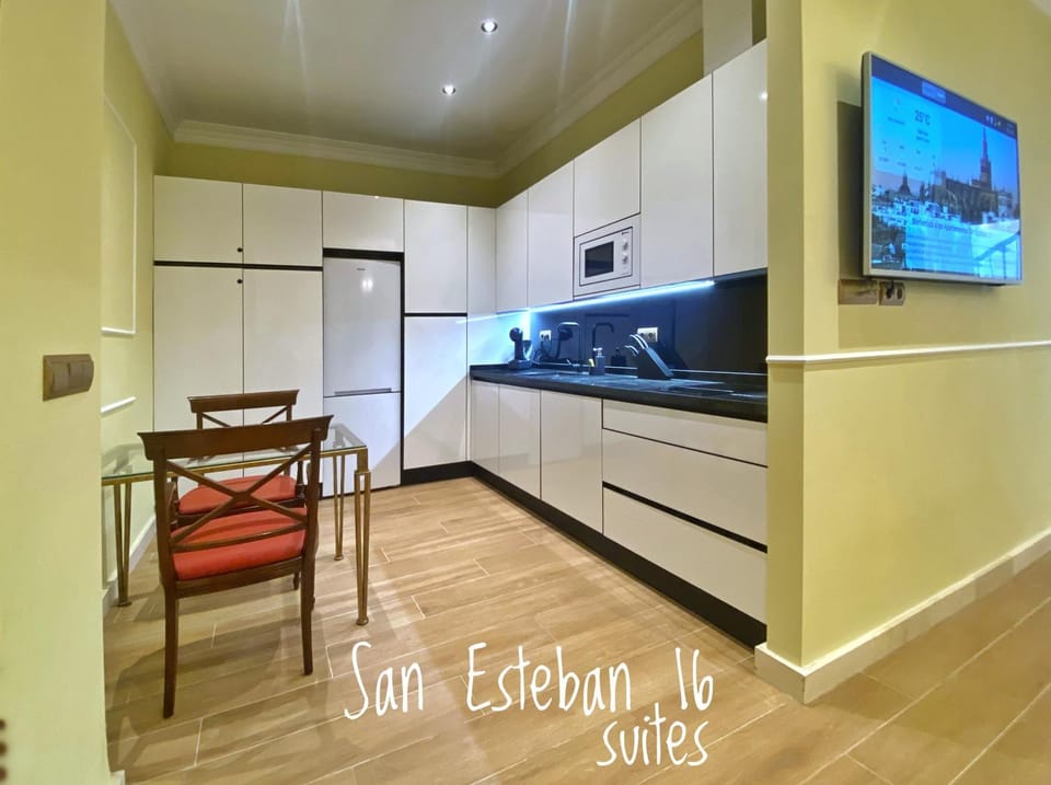 Kitchen or kitchenette, Dining area, minibar, stove
