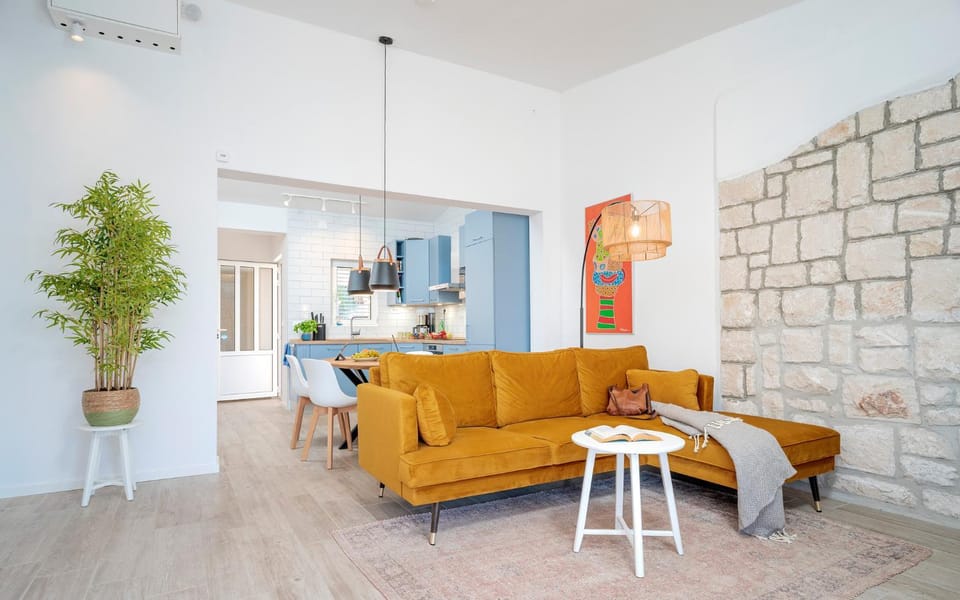 Kitchen or kitchenette, Living room, Seating area, Dining area