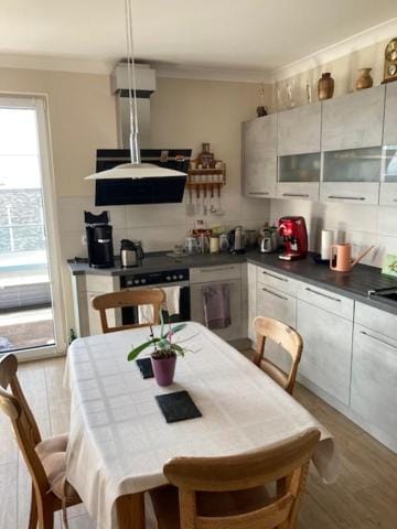 Kitchen or kitchenette, Dining area