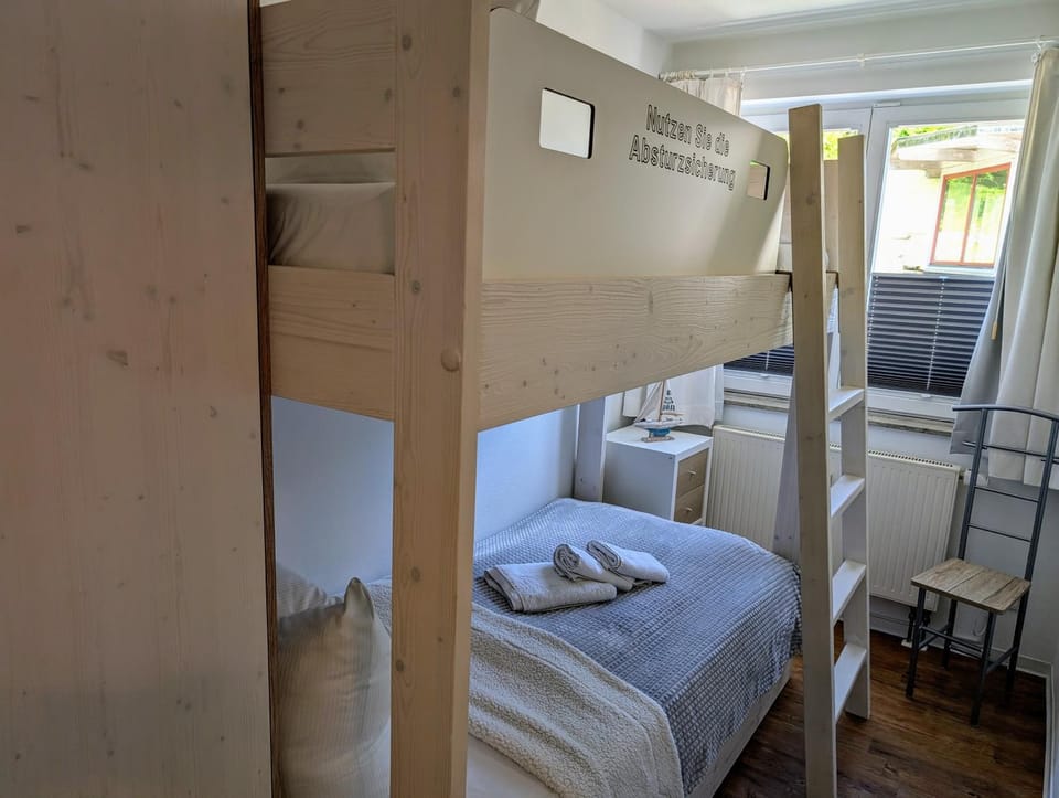 Bed, Bedroom, bunk bed, towels