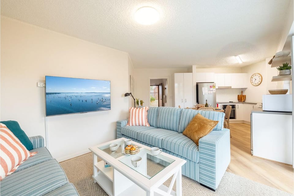 Thurlow Lodge 7, 6 Thurlow Avenue - styled unit with AirCon, WiFi, views and a pool Apartment in Nelson Bay