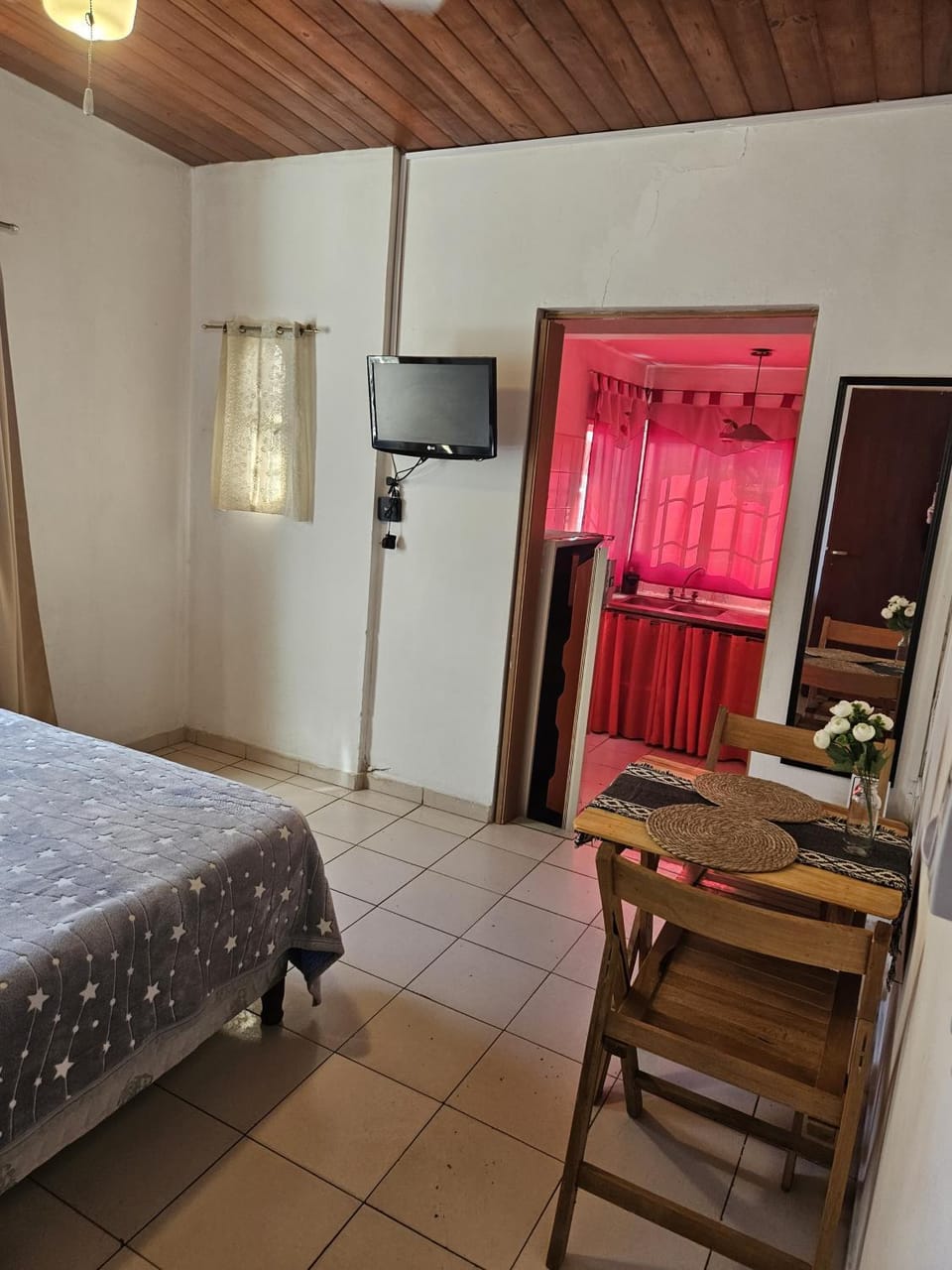Bed, TV and multimedia, Photo of the whole room, Seating area, Bedroom, air conditioner