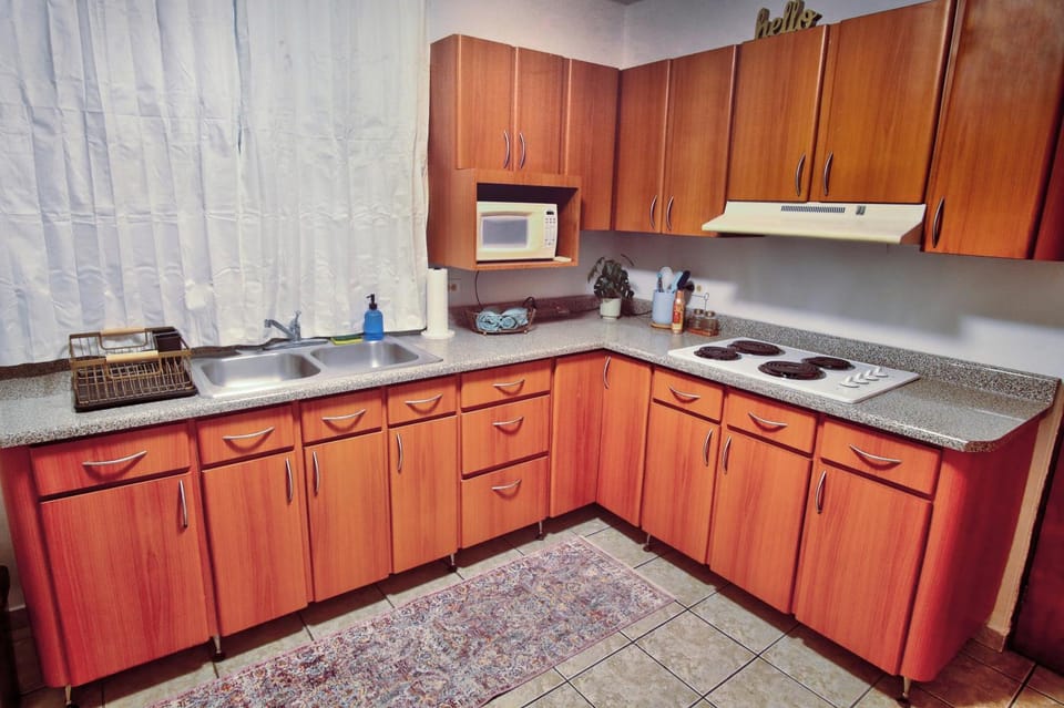 Kitchen or kitchenette, minibar