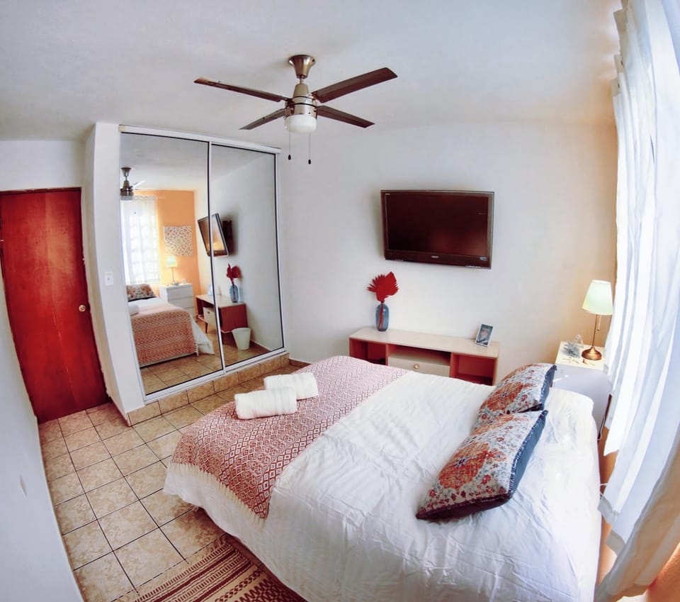 Bed, TV and multimedia, Photo of the whole room, Bedroom, fireplace