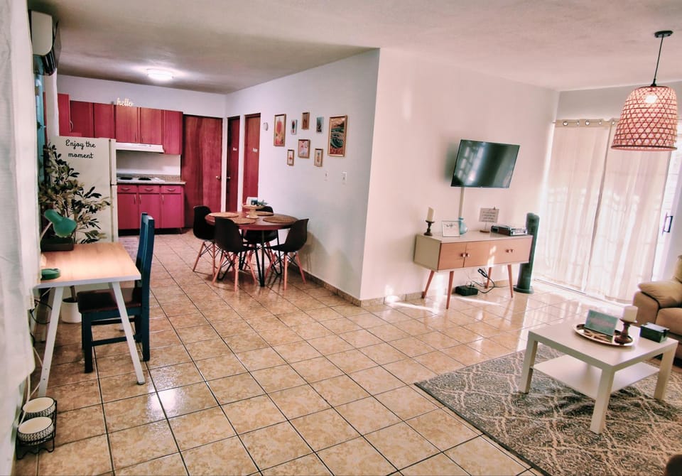 TV and multimedia, Kitchen or kitchenette, Living room, Seating area, Dining area