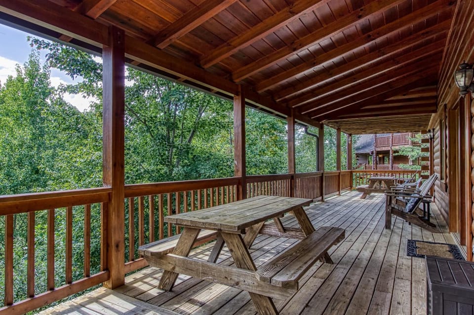 Mountain Jewel, Game Room , Fire Pit, Theater Area, WIFI, Pool access!!! Chalet in Gatlinburg