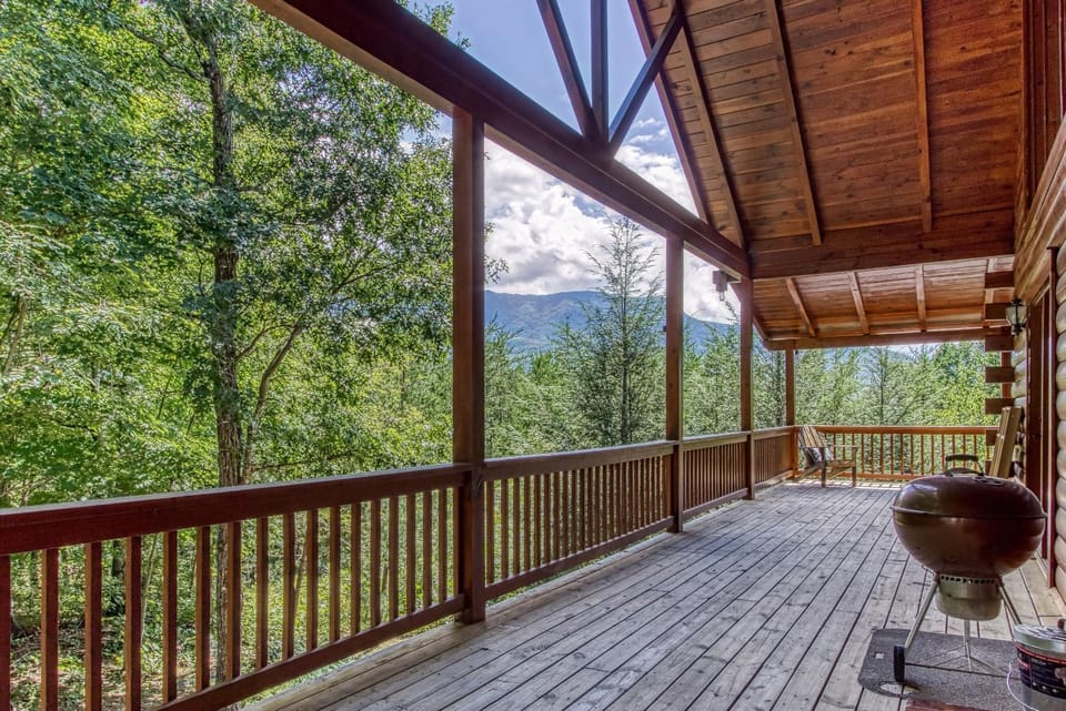 Mountain Jewel, Game Room , Fire Pit, Theater Area, WIFI, Pool access!!! Chalet in Gatlinburg