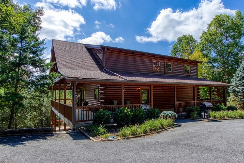 Mountain Jewel, Game Room , Fire Pit, Theater Area, WIFI, Pool access!!! Chalet in Gatlinburg