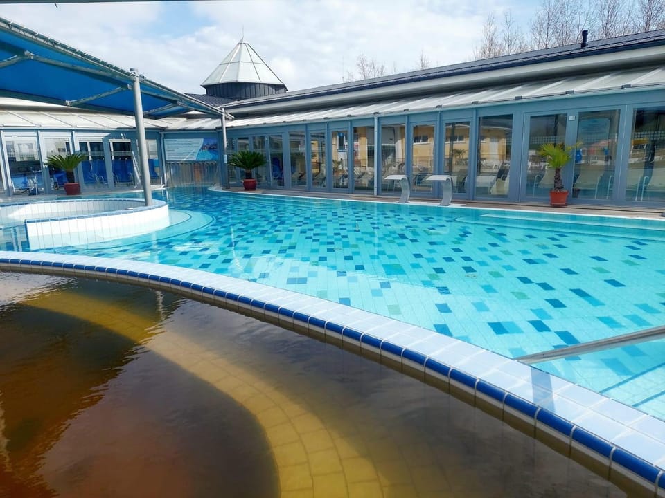 Restaurant/places to eat, Day, Pool view, Swimming pool