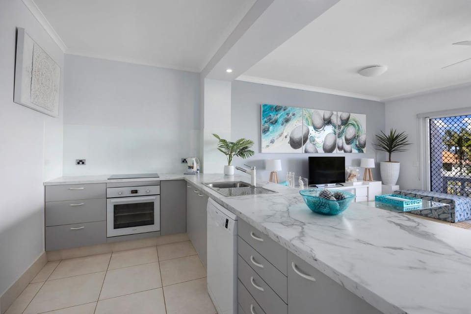 Kitchen or kitchenette, dishwasher, stove