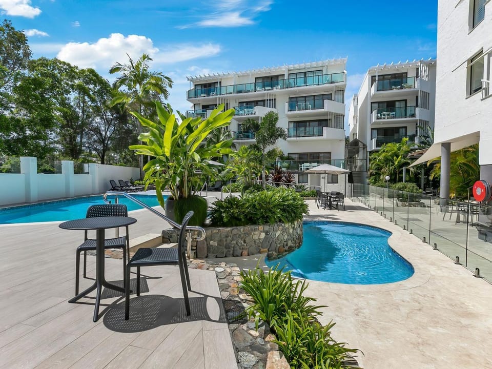 Property building, Swimming pool, Swimming pool, sunbed