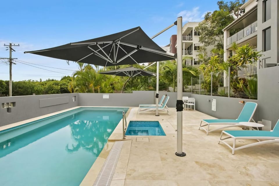 Property building, Swimming pool, Swimming pool, sunbed