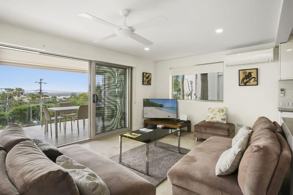 View (from property/room), Balcony/Terrace, Living room