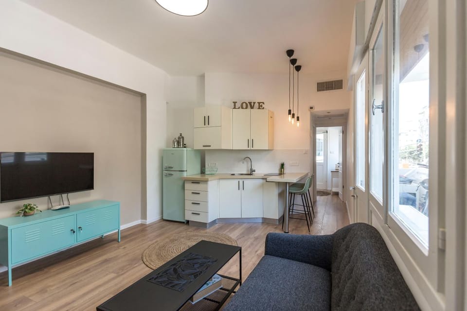 1B Patio beach house premium location w/2 balcony Apartment in Tel Aviv-Yafo