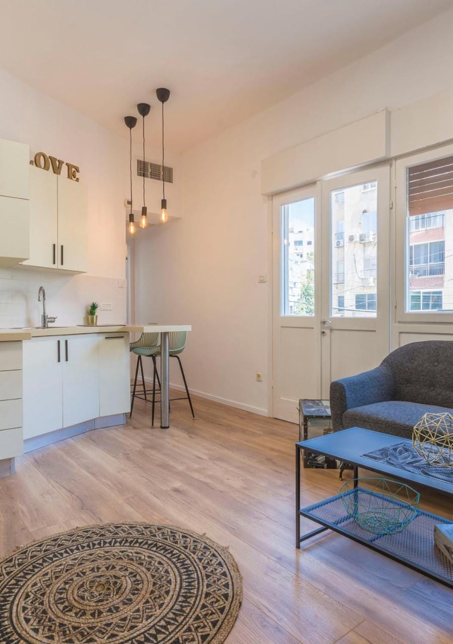 1B Patio beach house premium location w/2 balcony Apartment in Tel Aviv-Yafo
