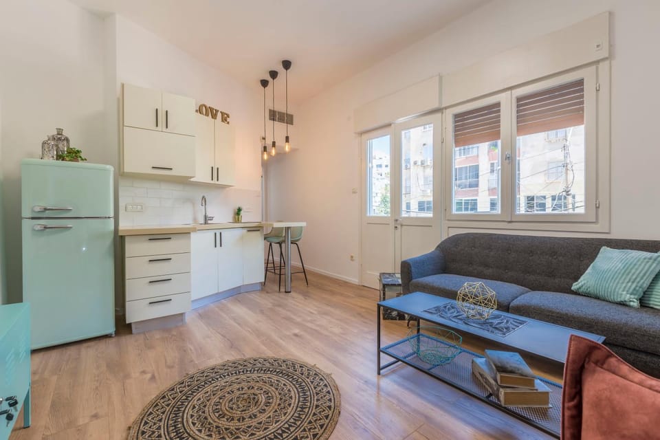 1B Patio beach house premium location w/2 balcony Apartment in Tel Aviv-Yafo