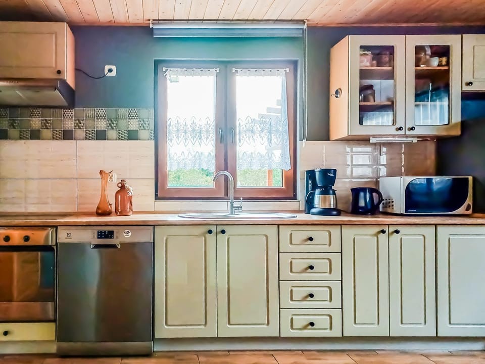 Coffee/tea facilities, Kitchen or kitchenette, dishwasher, oven, stove