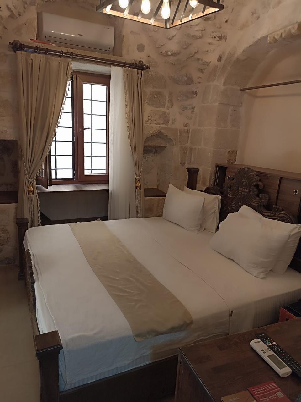 Bed, Living room, Photo of the whole room, Seating area, Bedroom