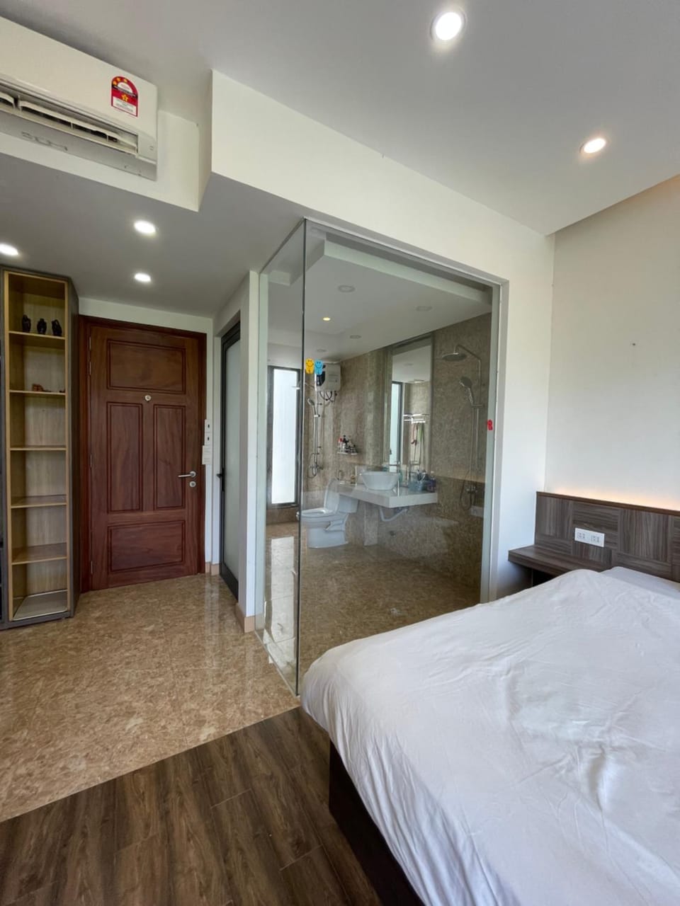 Bed, Photo of the whole room, Bedroom, air conditioner