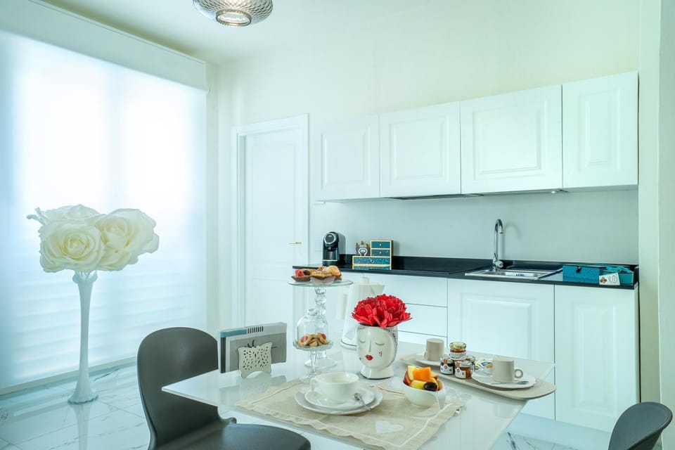 Coffee/tea facilities, Kitchen or kitchenette, Food and drinks, Dining area, Food