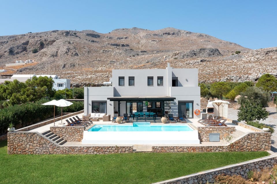 Property building, Patio, Day, Natural landscape, BBQ facilities, Mountain view, Pool view, Swimming pool, sunbed