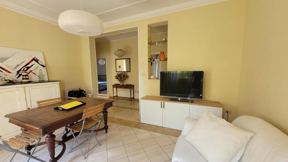 TV and multimedia, Living room, Lunch