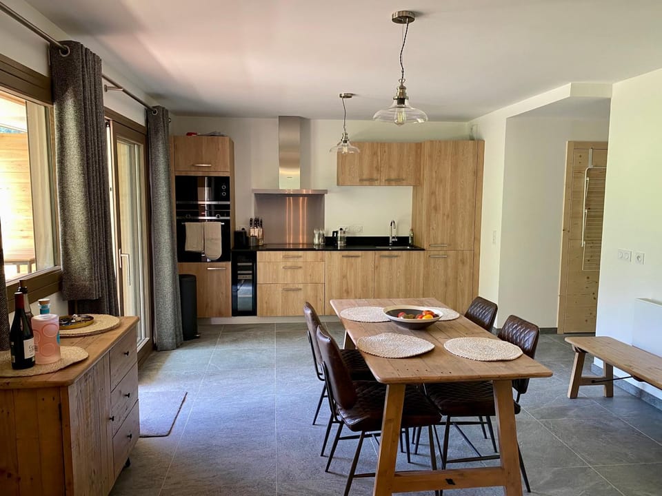 Kitchen or kitchenette, Dining area