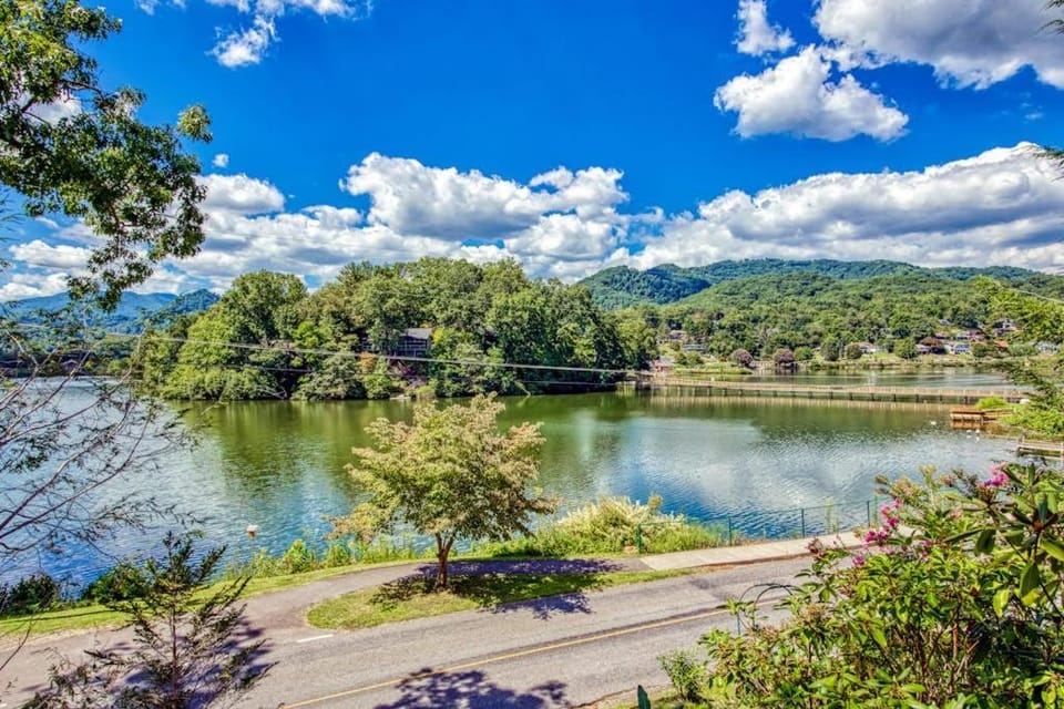 Lakeshore Treetops House in Lake Junaluska